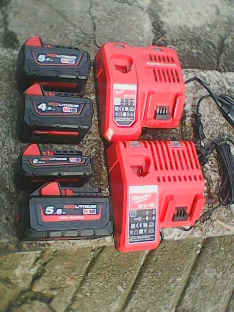 Milwaukee M18 baterie a nabijecka M12 a M18