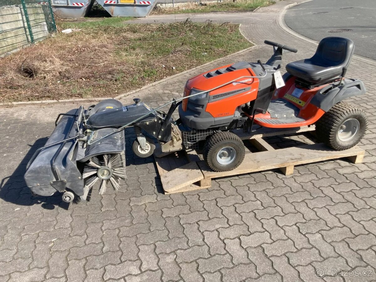 Zahradní traktor Husqvarna LTH 154, zametací kartáč + záchyt