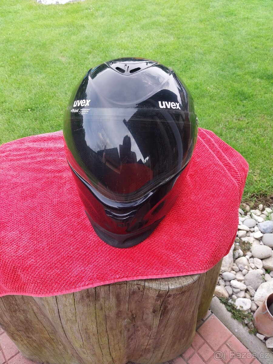 Motorkářská helma Uvex