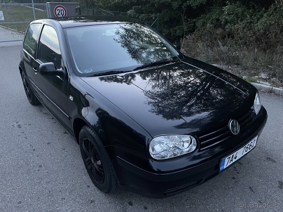 VW Golf 1.6i 74kw s klimatizací, nová STK