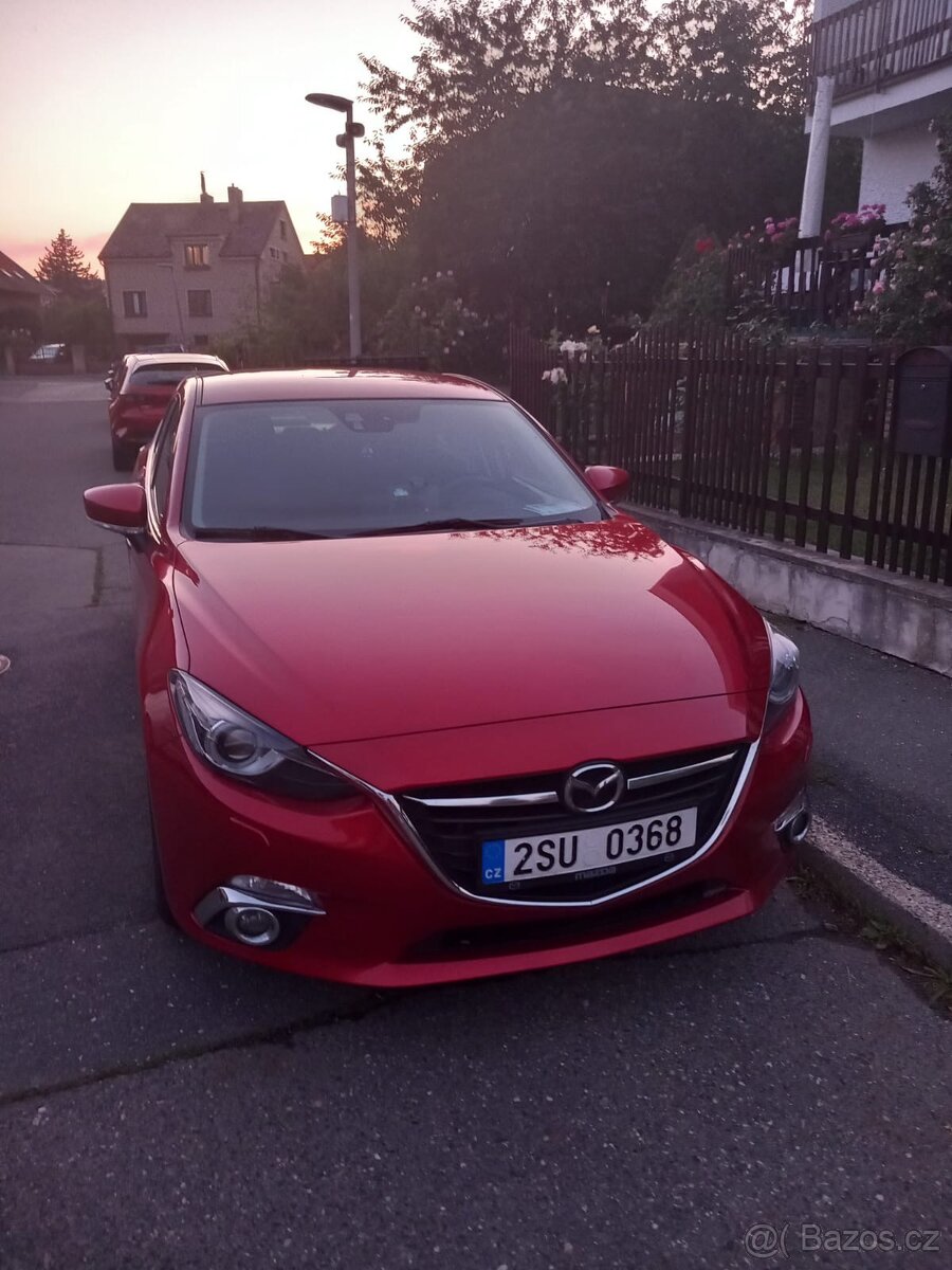 Mazda 3 Sedan, rok výroby 2014 – prémiová červená, top stav