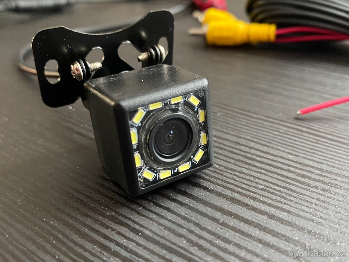 Couvací kamera do auta s 12 LED diodami