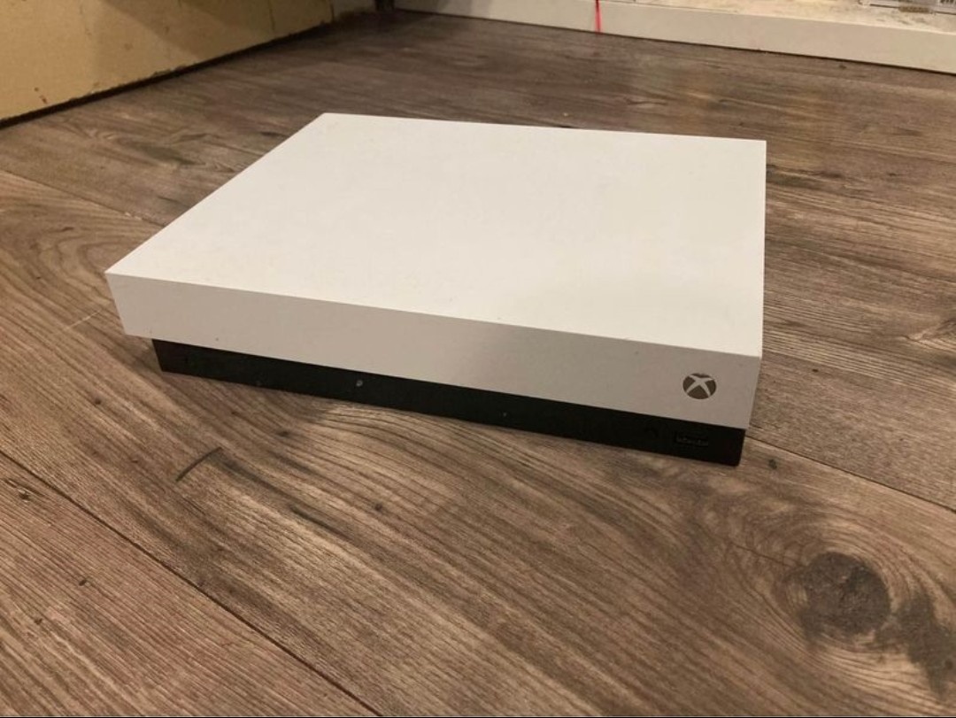 Xbox one x 1TB White last year Edition