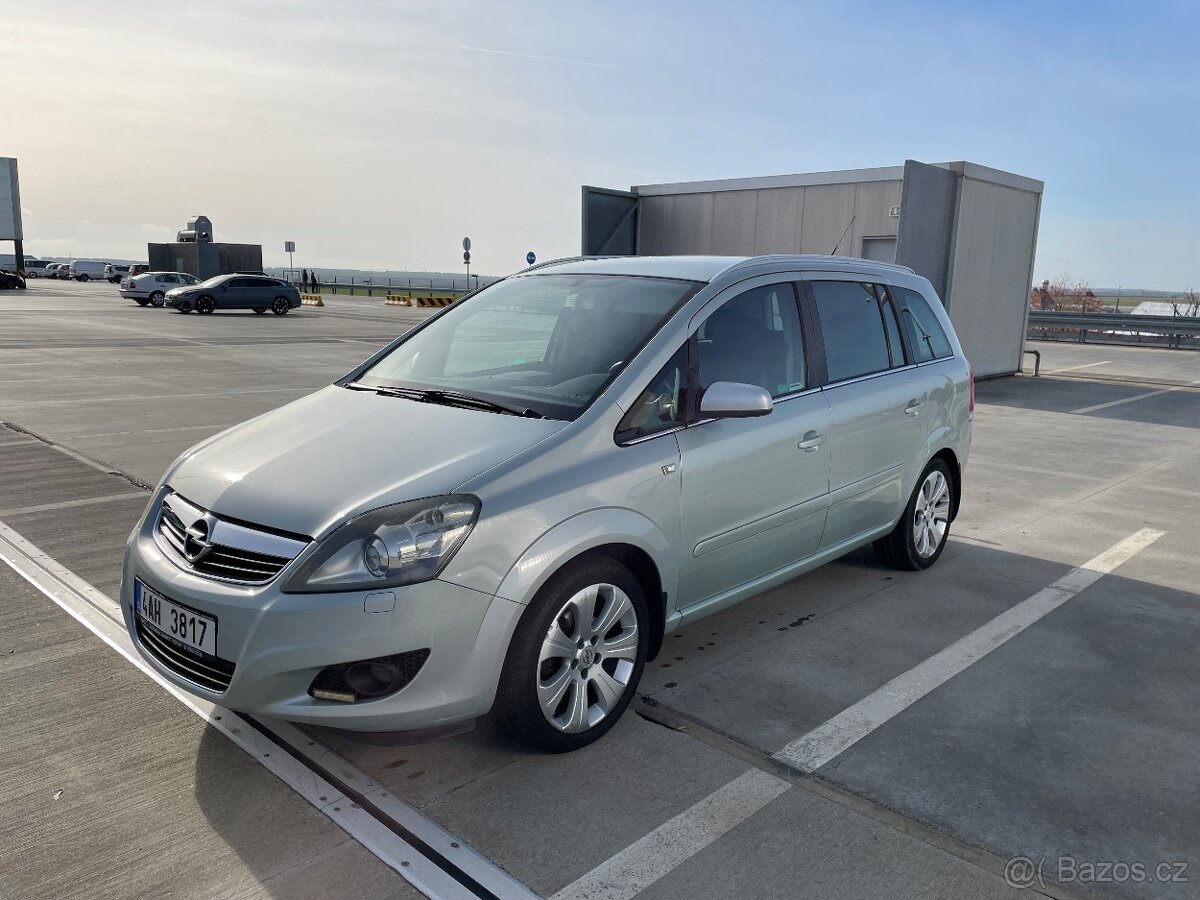 Opel Zafira B 1.8 (nová STK, xenony, tažné, příčníky)