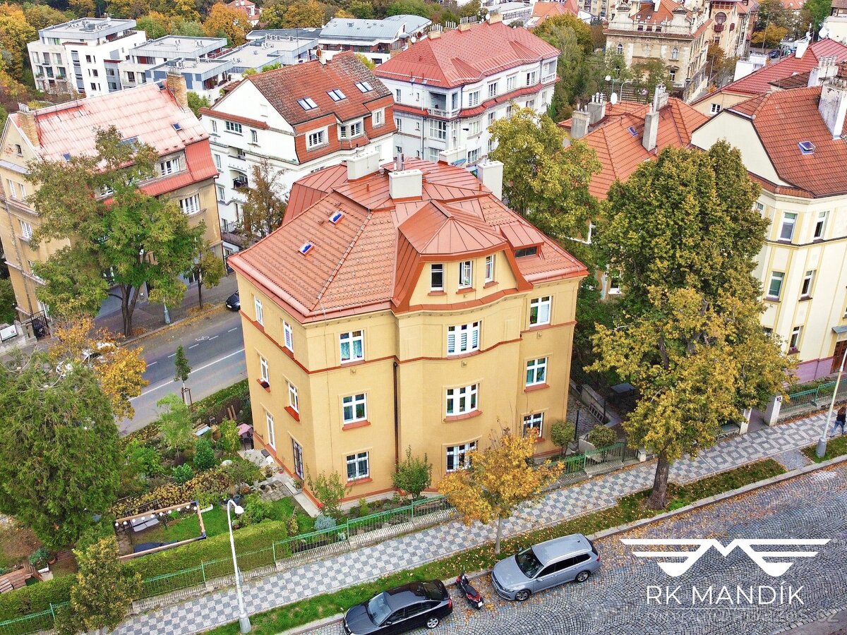 Prodej bytu 2+1, 65 m2 a zahrady 49 m2 - Praha - Smíchov