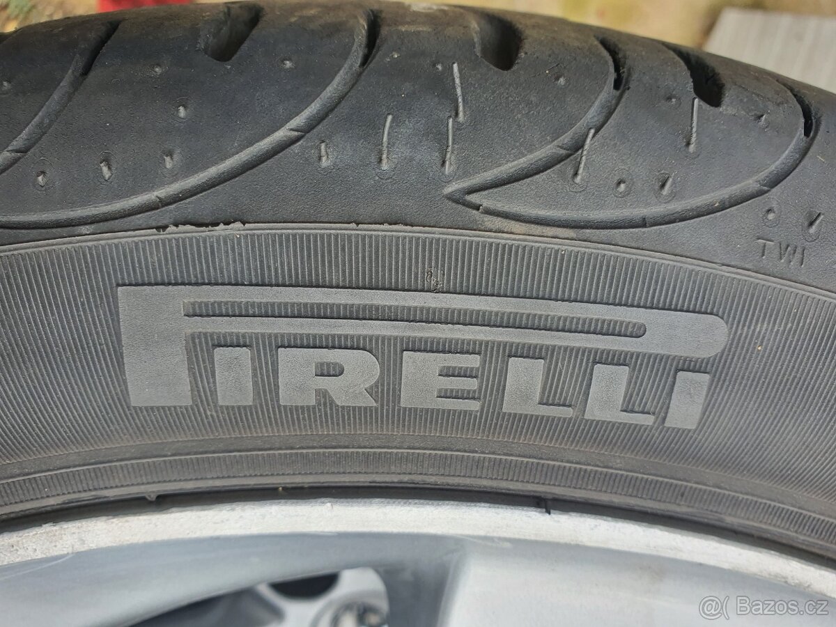 Pirelli 215/45 ZR17 pěkné 2 ks  ZASLÁNÍ