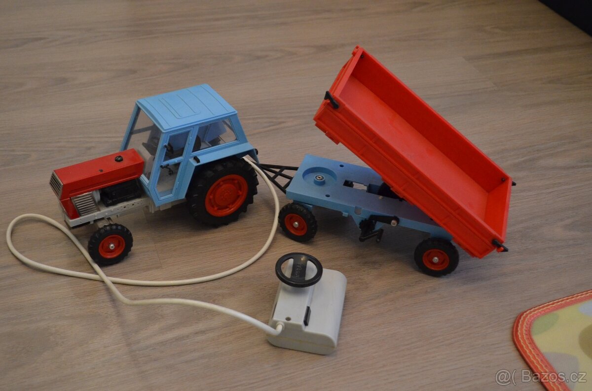 Prodám hračku traktor Zetor Crystal, plně funkční, výrobce K