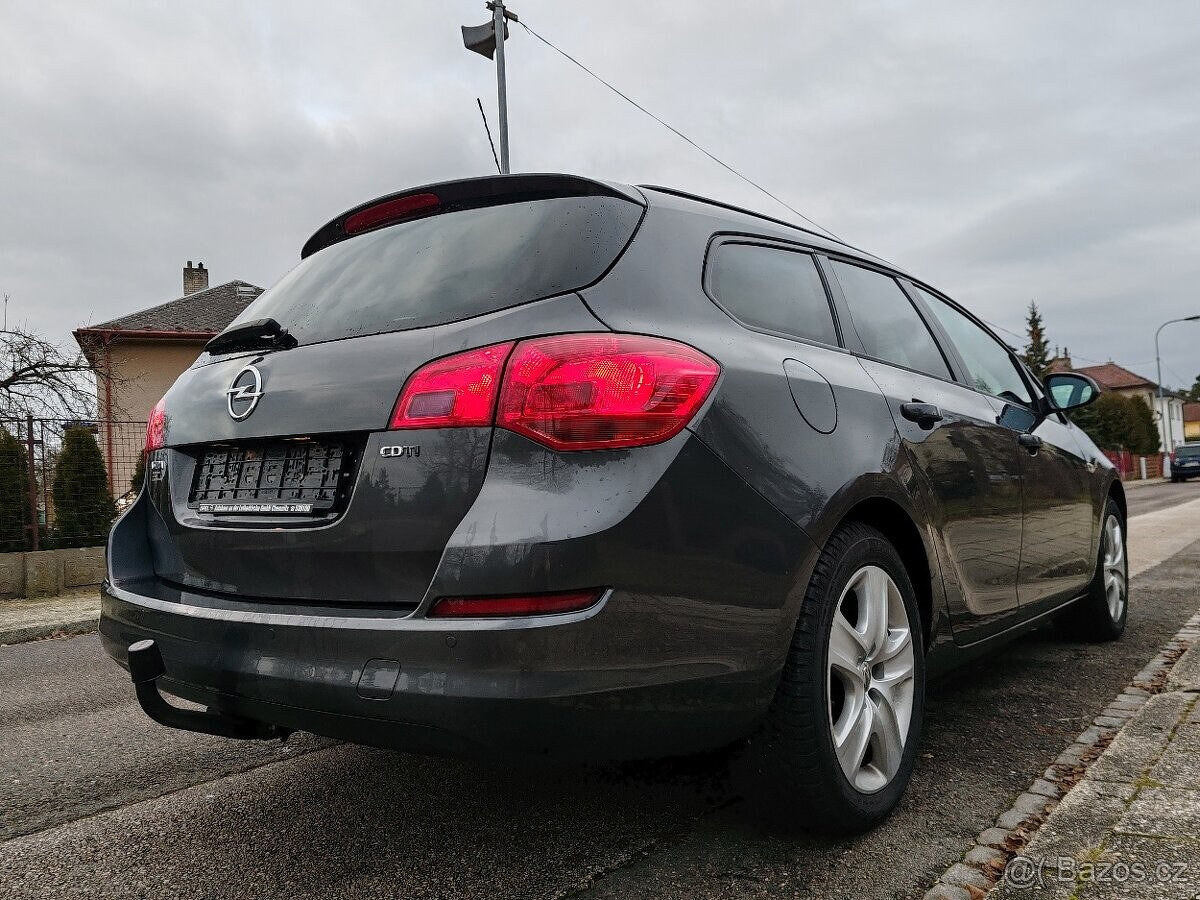 naftová Opel Astra Sports tourer 1.7Cdti  92kW 79000km