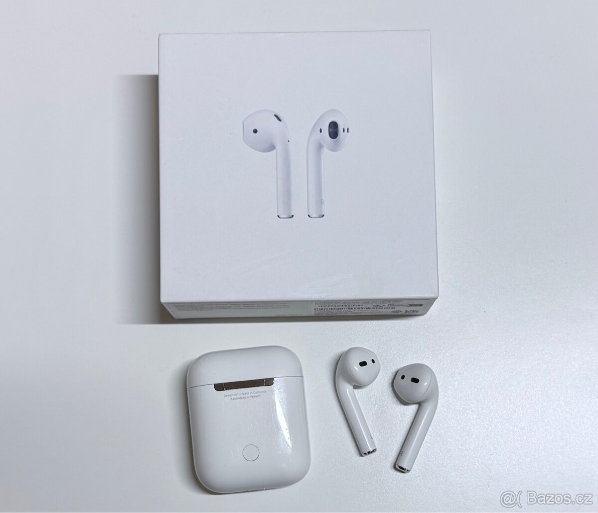 - Sluchátka Apple AirPods (2. generace) -