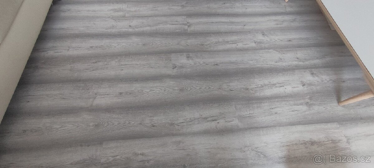 Laminátová podlaha dub šedý imitace dřeva