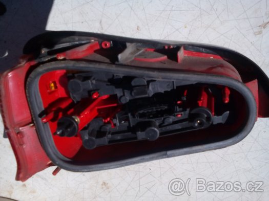 Prodám na Peugeot 106 PZ lampu