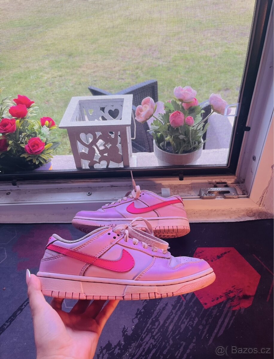 Nike Dunk Low Triple Pink