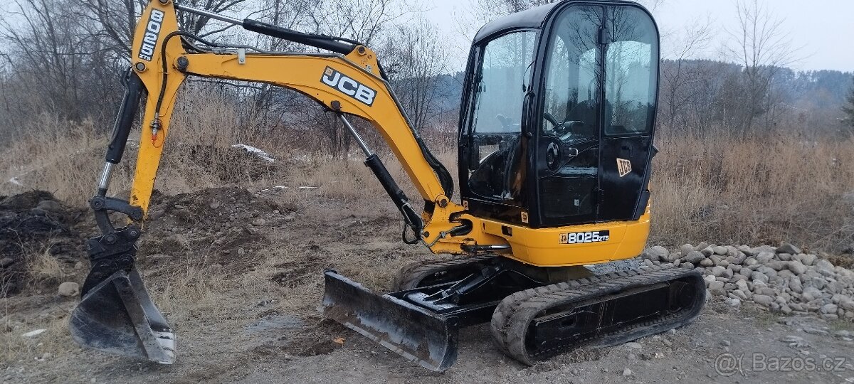 Minibagr JCB 8025