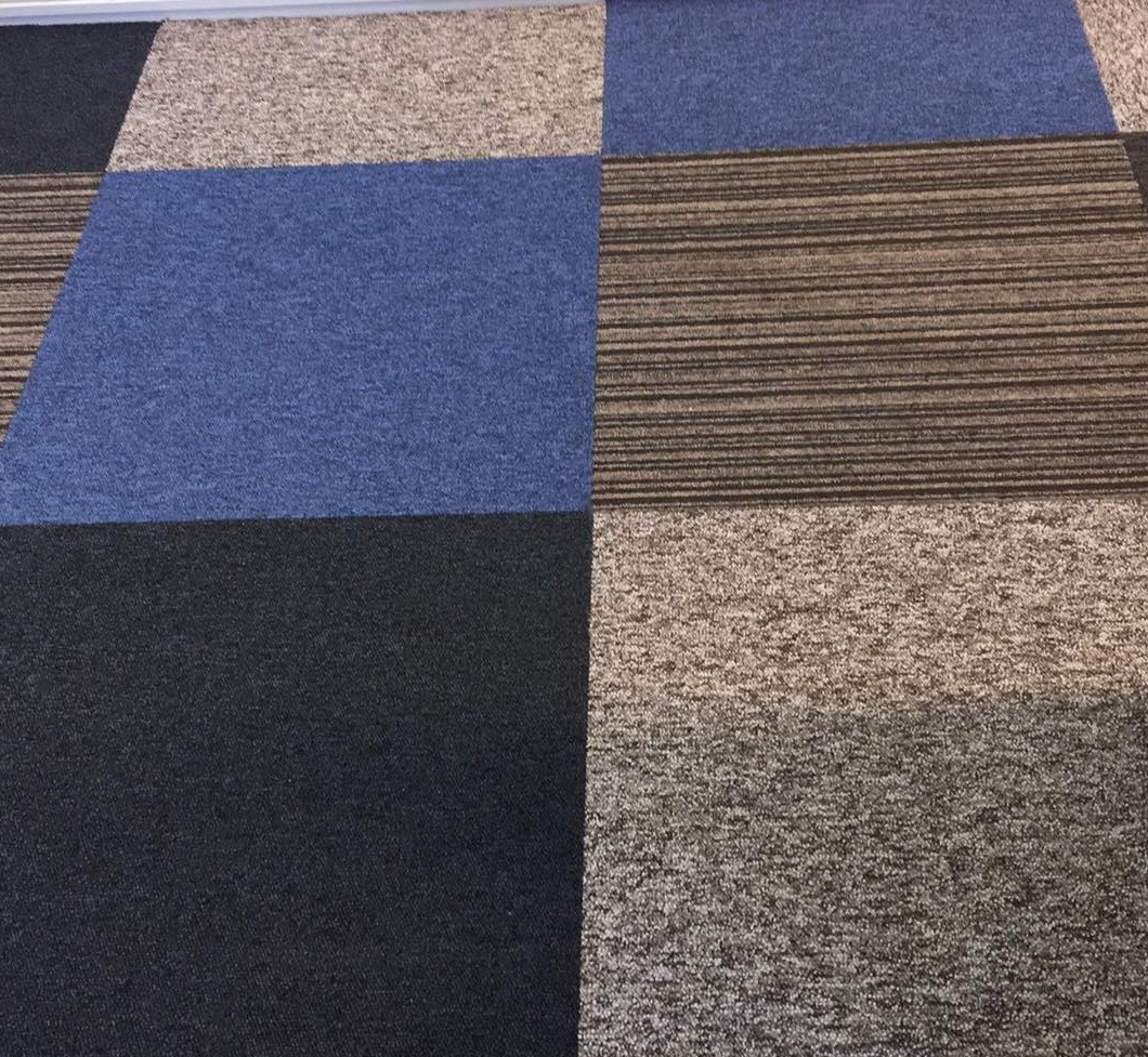 Čtvercový zátěžový koberec - 4 vzory - 33 m2