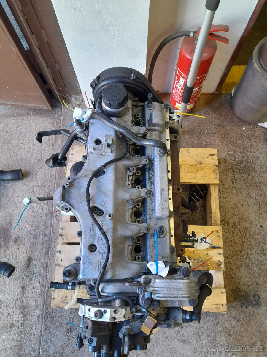 prodám levně motor volvo S60