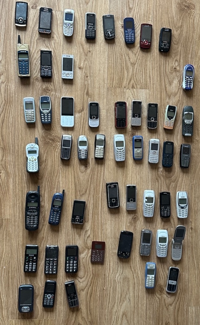 sestava cca 47 starých mobilů (Nokia, Samsung, Mot