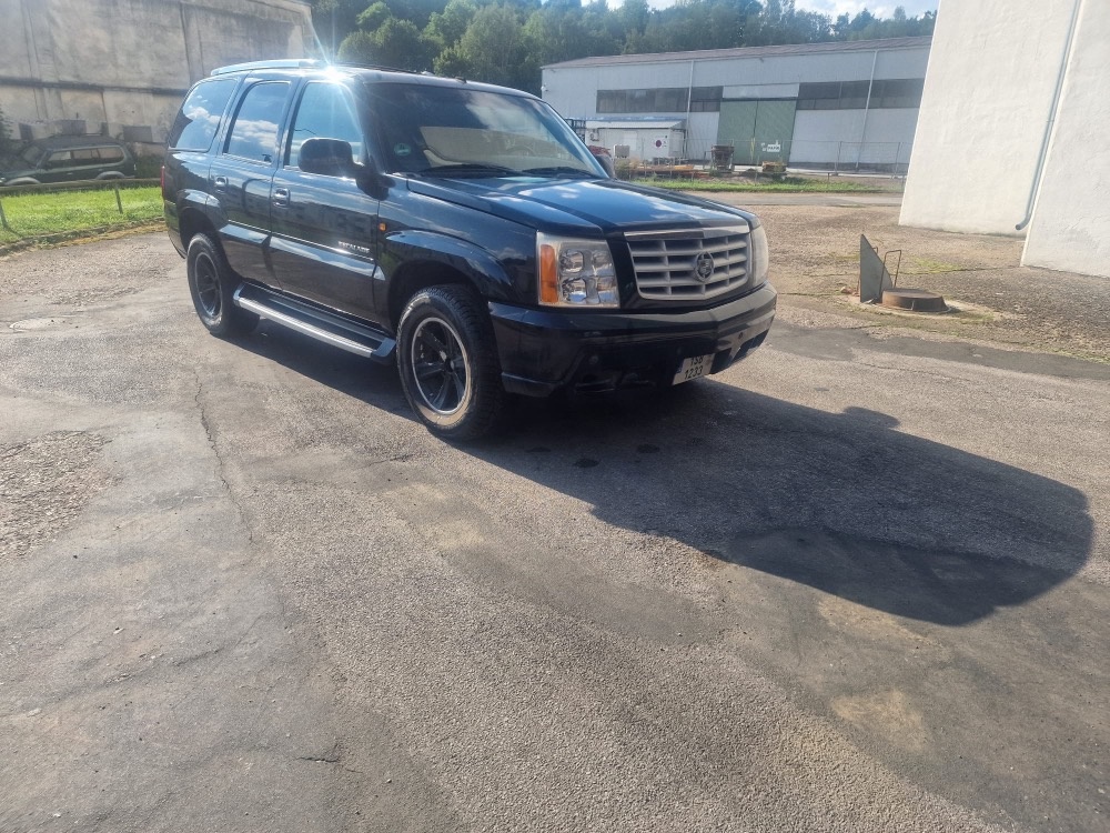 Cadillac Escalade 4x4,r.v.2002 najeto 300tis, STK do 6/2025