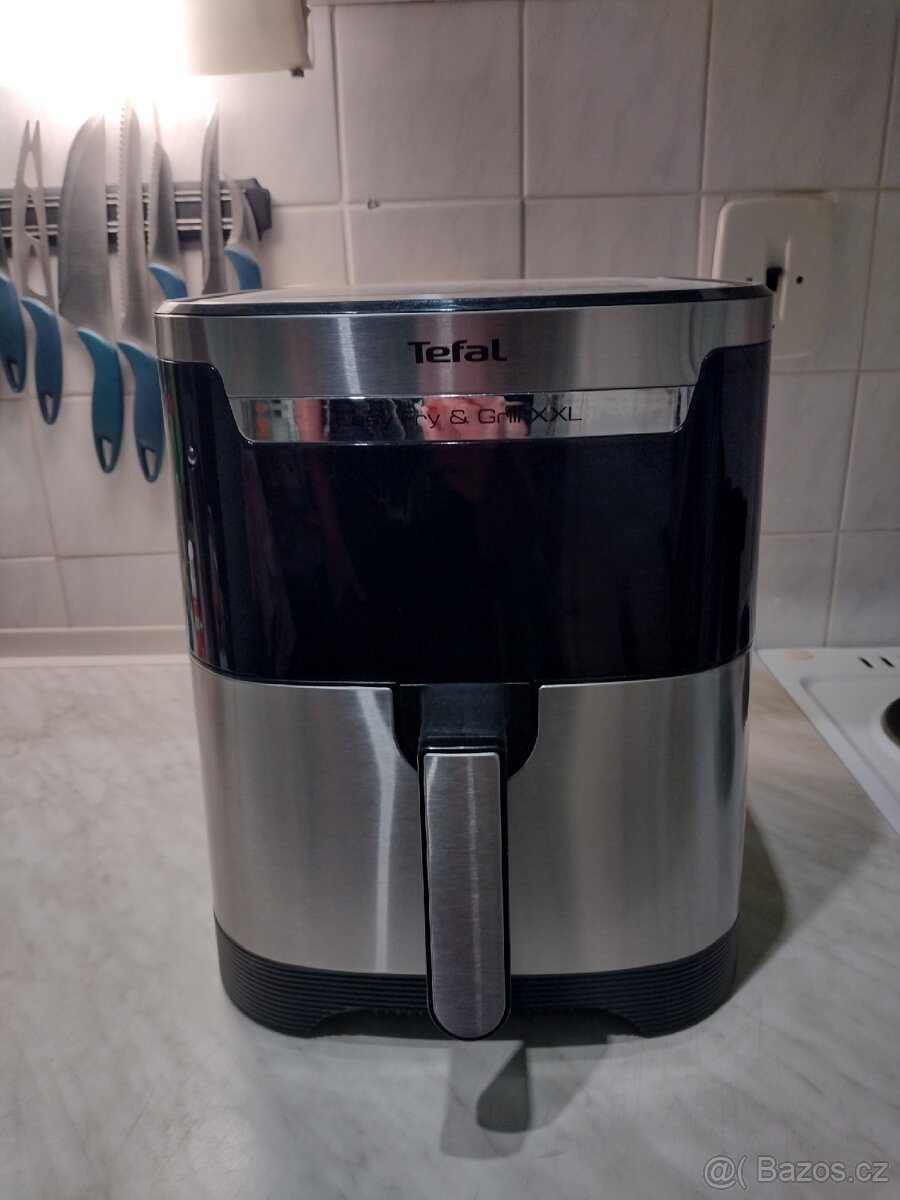 Horkovzdušná trouba Tefal.