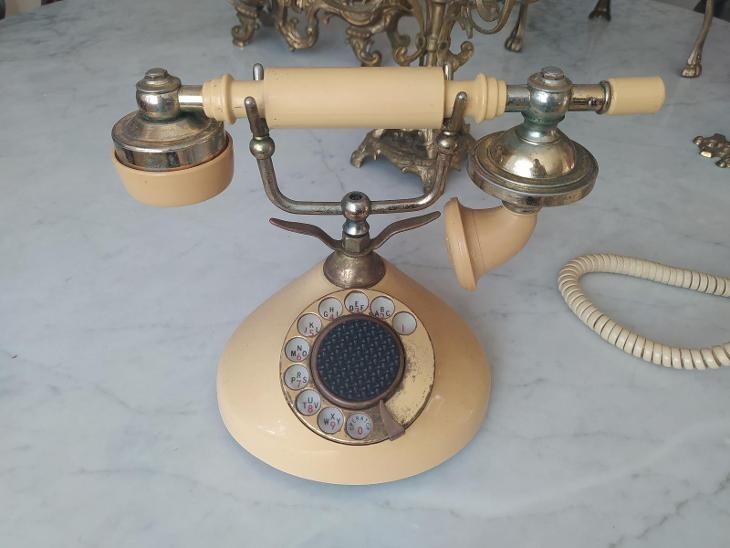 Krásný starý telefon stolní