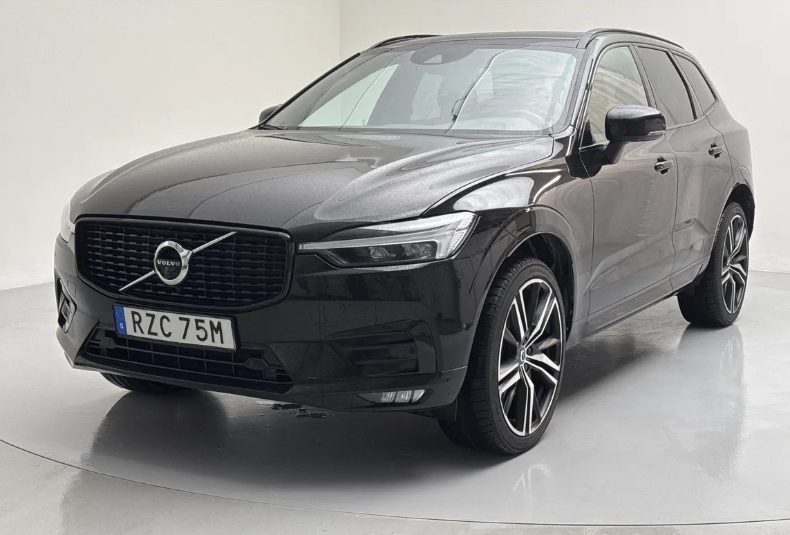 Volvo XC60 B4 AWD Mildhybrid 145kW R-Design rok 2021