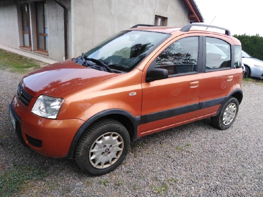 FIAT PANDA 1,2i   4  X  4   NEJEN NA ZIMU