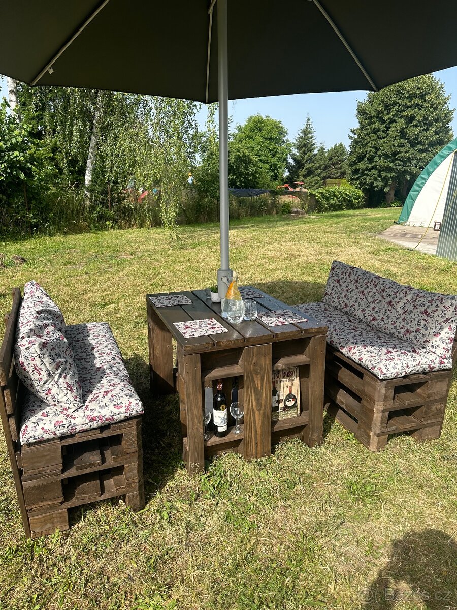 Zahradní stůl a lavice z palet