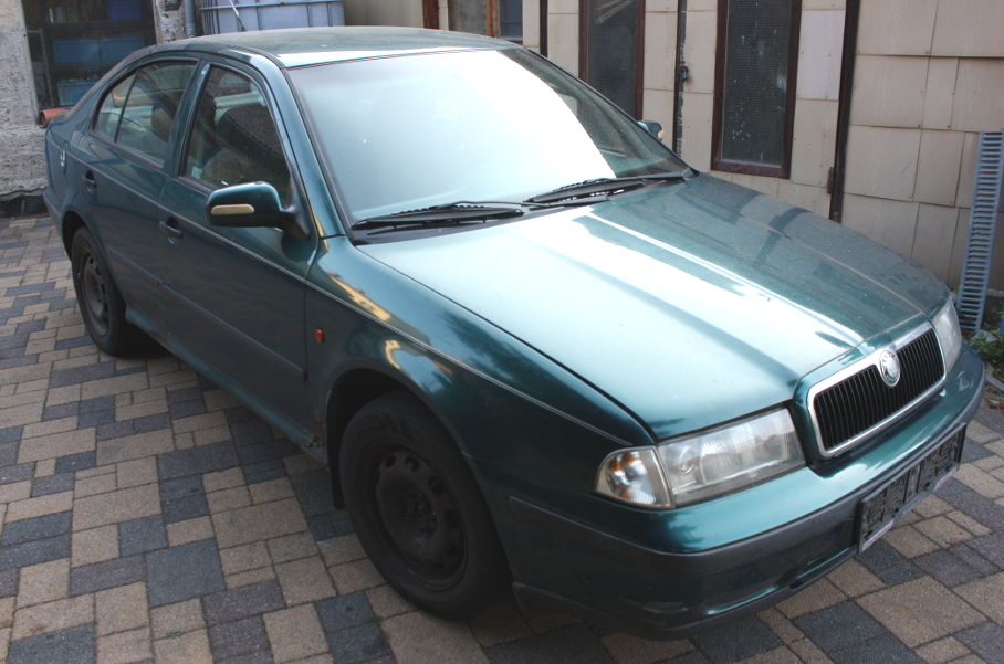 Škoda Octavia 1998 zelená, 1,6 benzín, náhradní díly