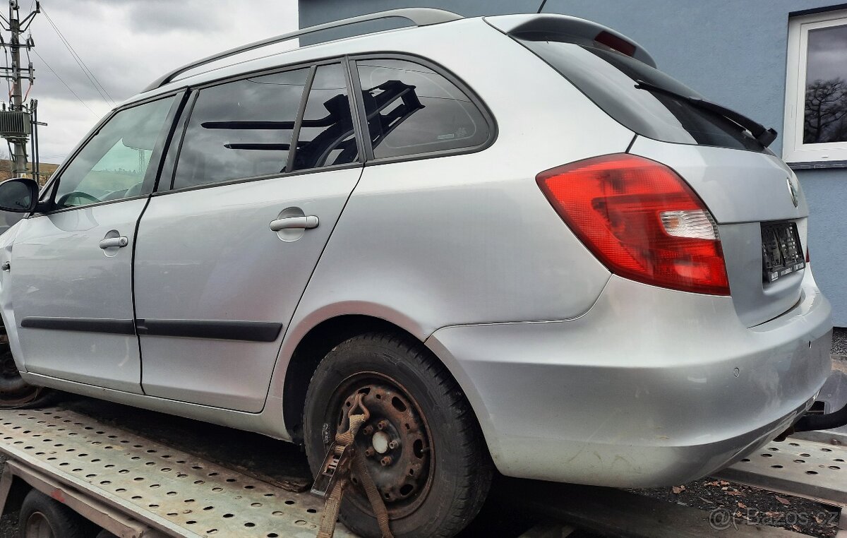 nd ze škoda fabia 2, 1.2.HTP 44kW, stříbrná,zelená,červená