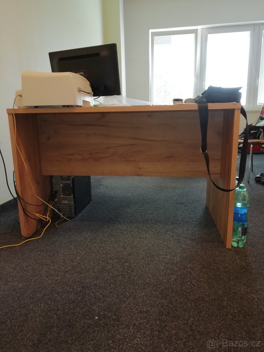 Stůl do pracovny, kanceláře a pod
