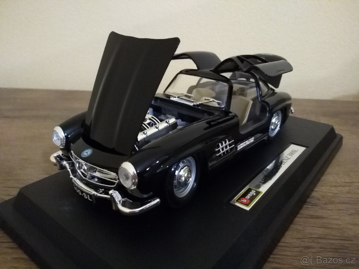 MODEL BURAGO MERCEDES-BENZ 300SL 1:24 ČERNÝ