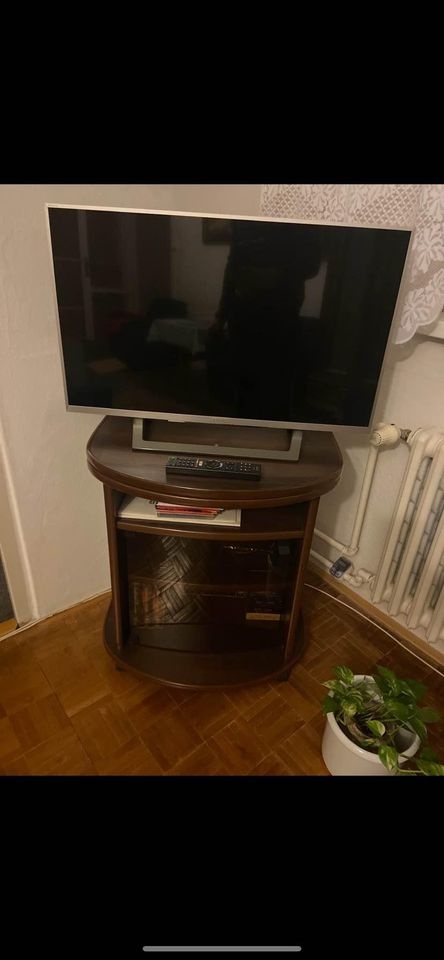 Stolek pod TV