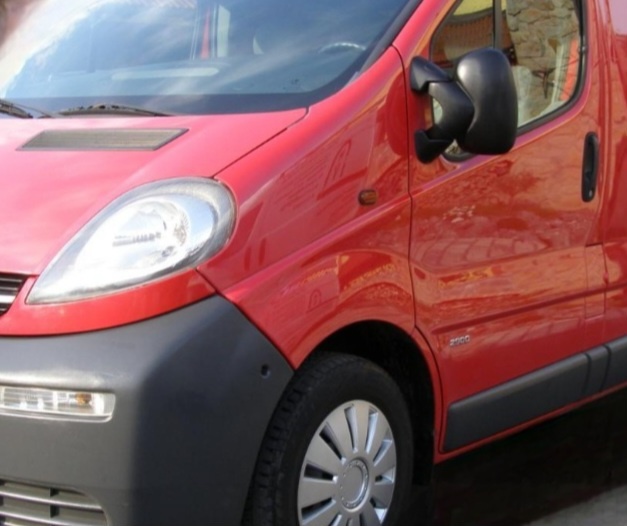 Opel Vivaro  3 místa r.v 2004 červená barva