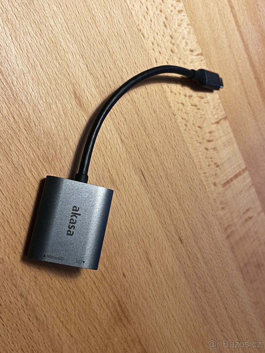 USB-C čtečka karet AKASA