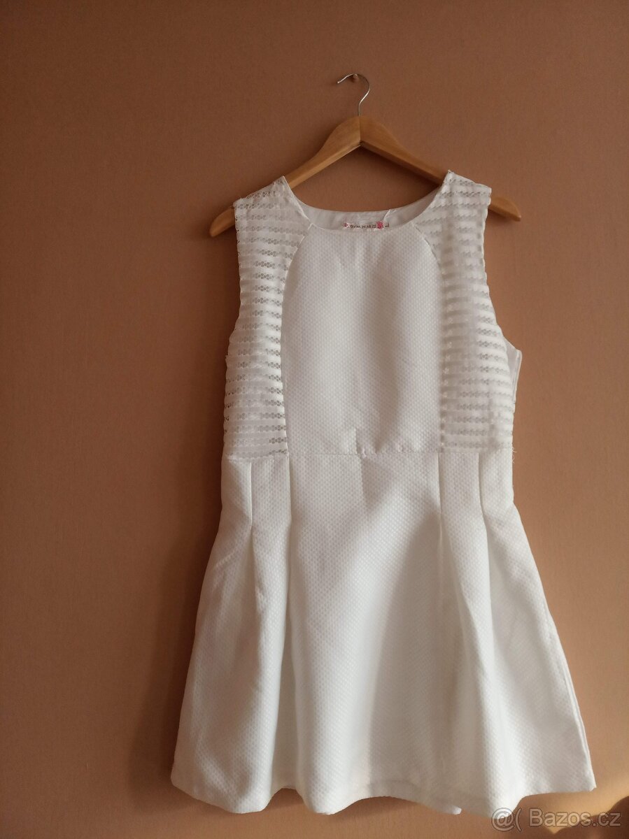 Zajímavé bílé mini šaty