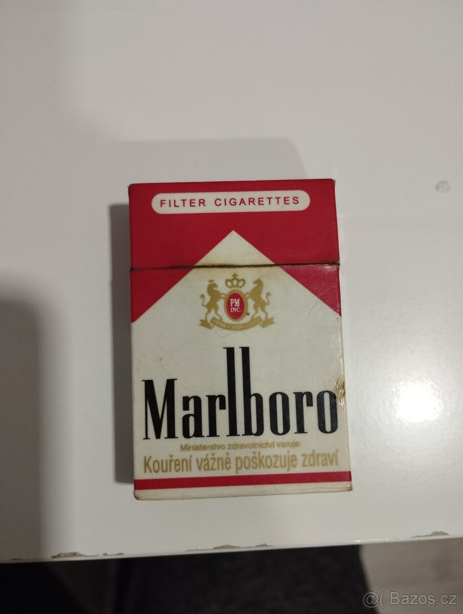 Starý zapalovač Marlboro