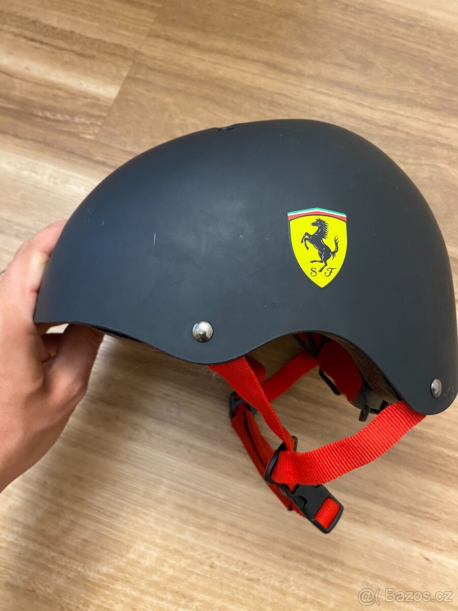 Dětská cyklistická helma Ferrari, velikost 52–56 cm.