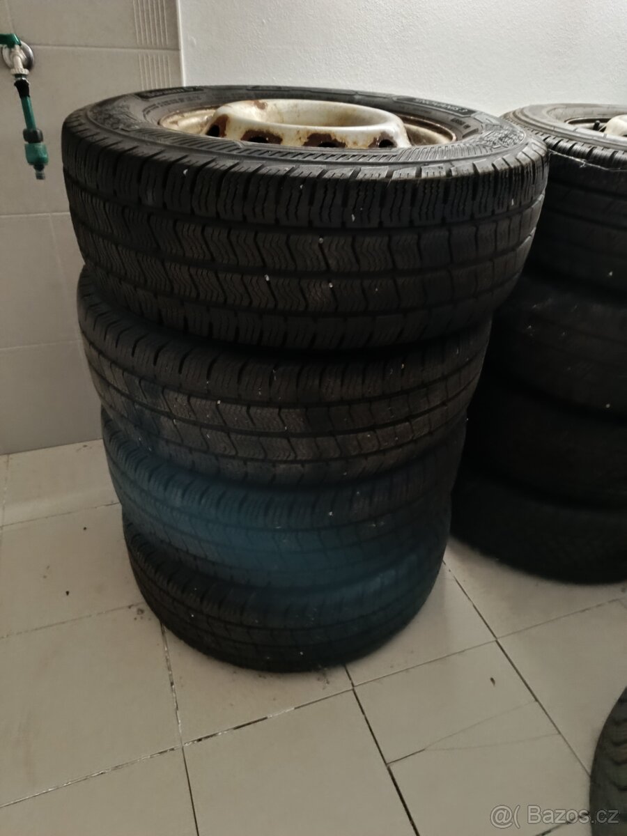 Prodám sadu pneu s disky  215/70 R15 c