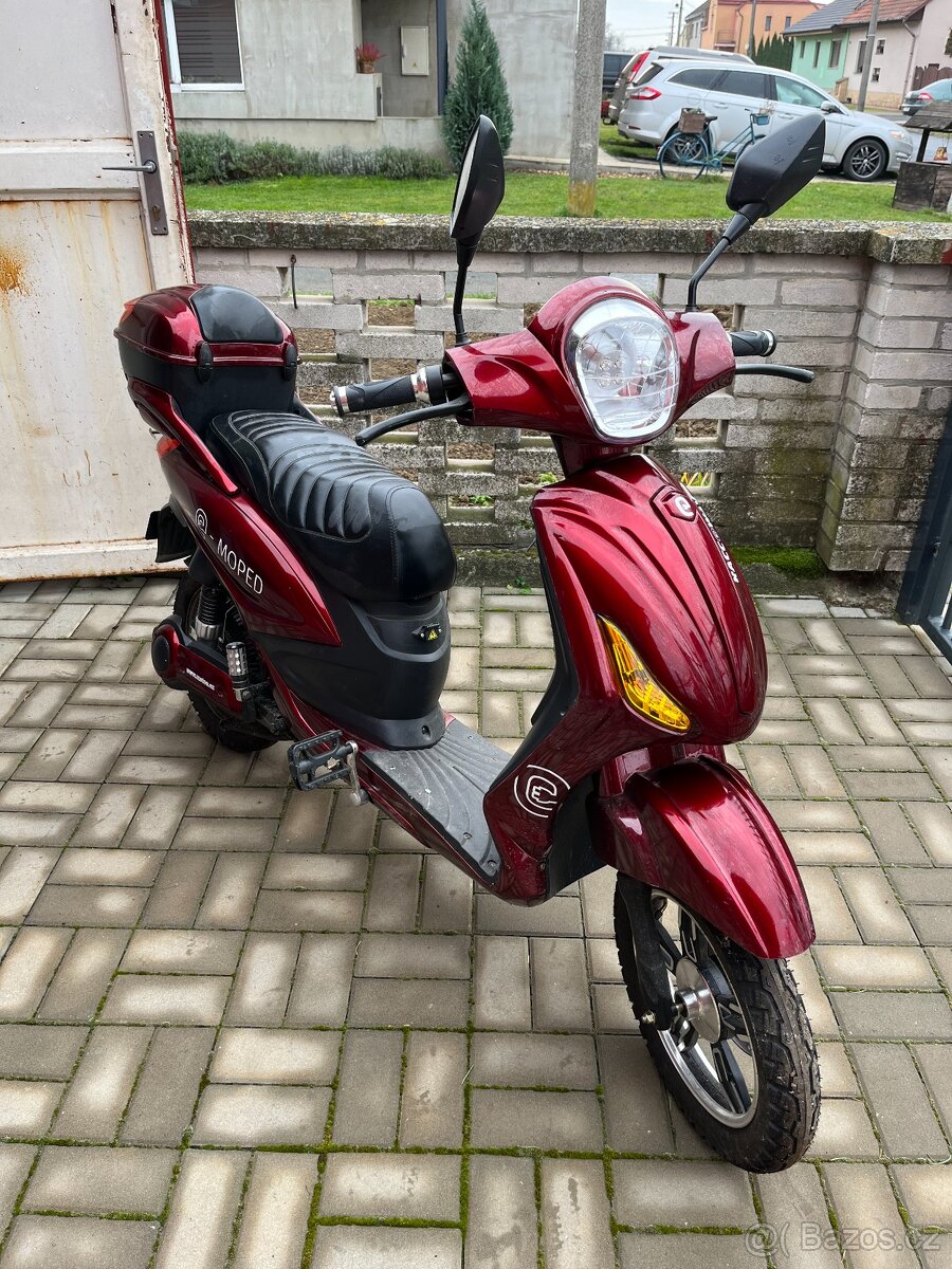 Elektrický motocykl RACCEWAY E-MOPED