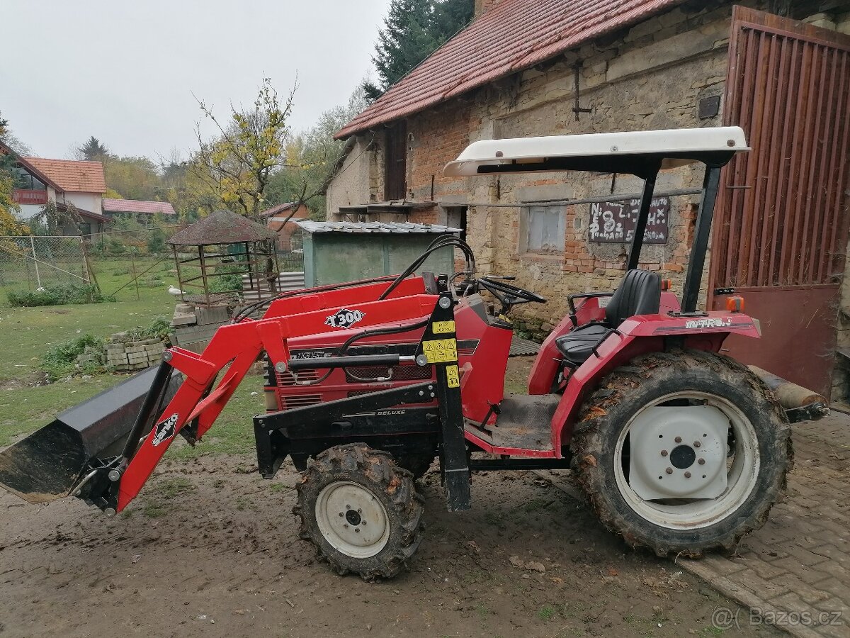 Malotraktor s čelním nakladačem