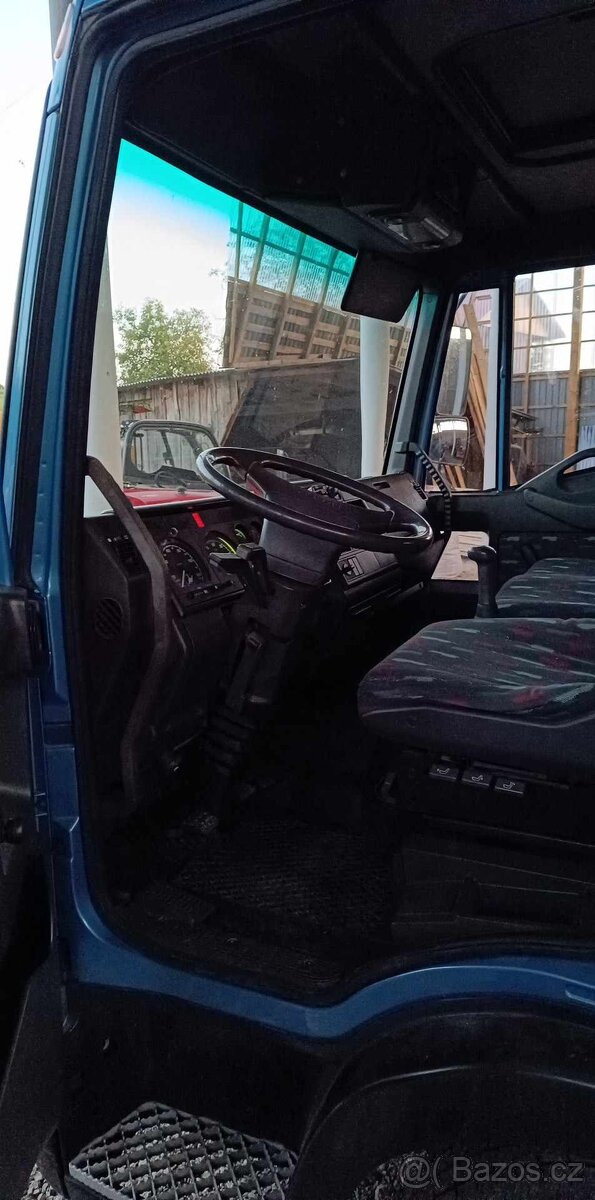 Nákladní auto Iveco, pásový mini bagr Schaeff- Terex