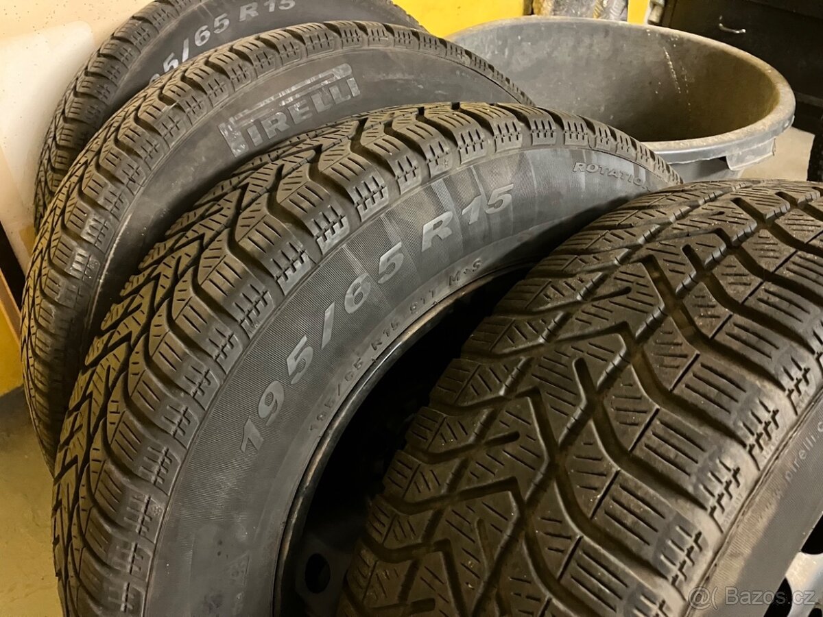 Plechové disky 15 palcu se zimními pneu Pirelli 195/65 R15