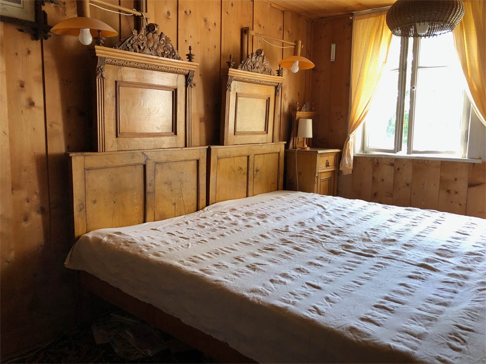 Starožitná dubová postel s vyřezáváním