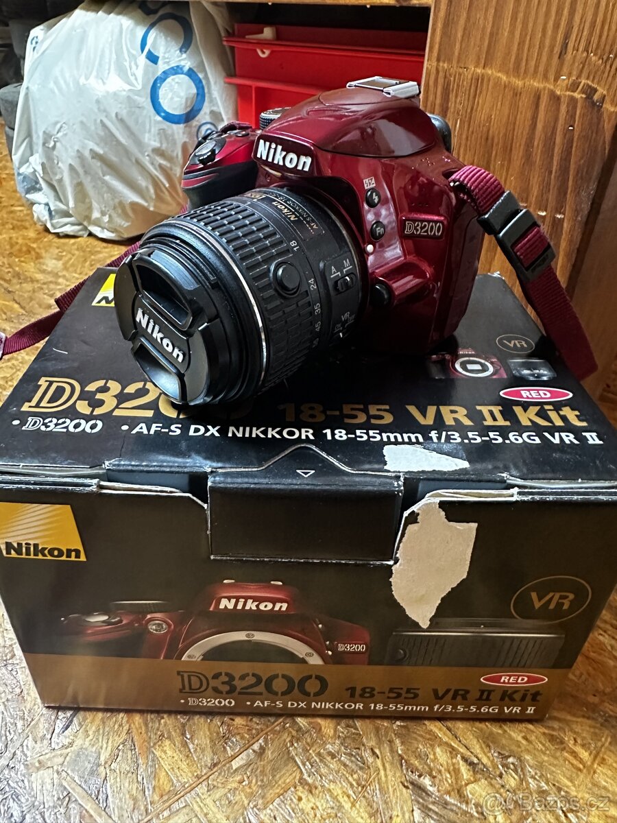 Nikon d3200 červený + 18-55mm DX VRII