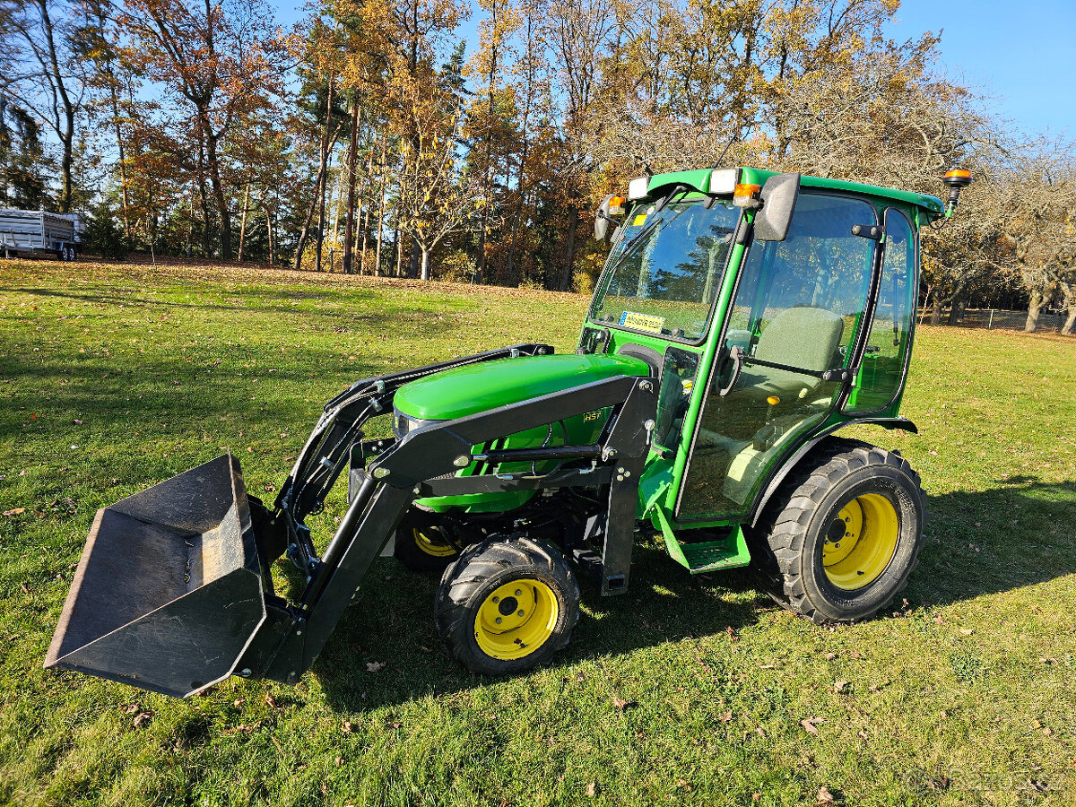 Malotraktor John Deere 2520 HST s čelním nakladačem