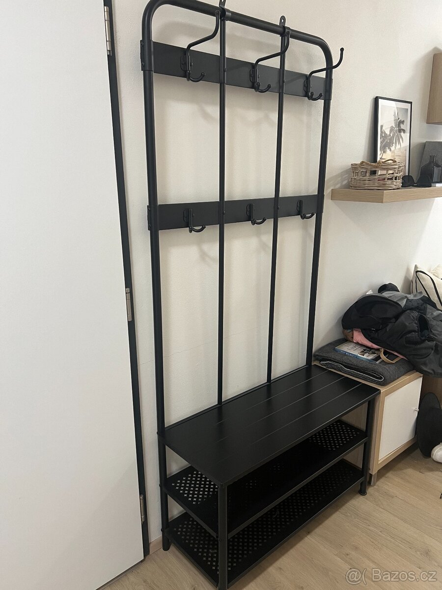 IKEA věšák PINNIG na kabáty a lavice s botníkem.