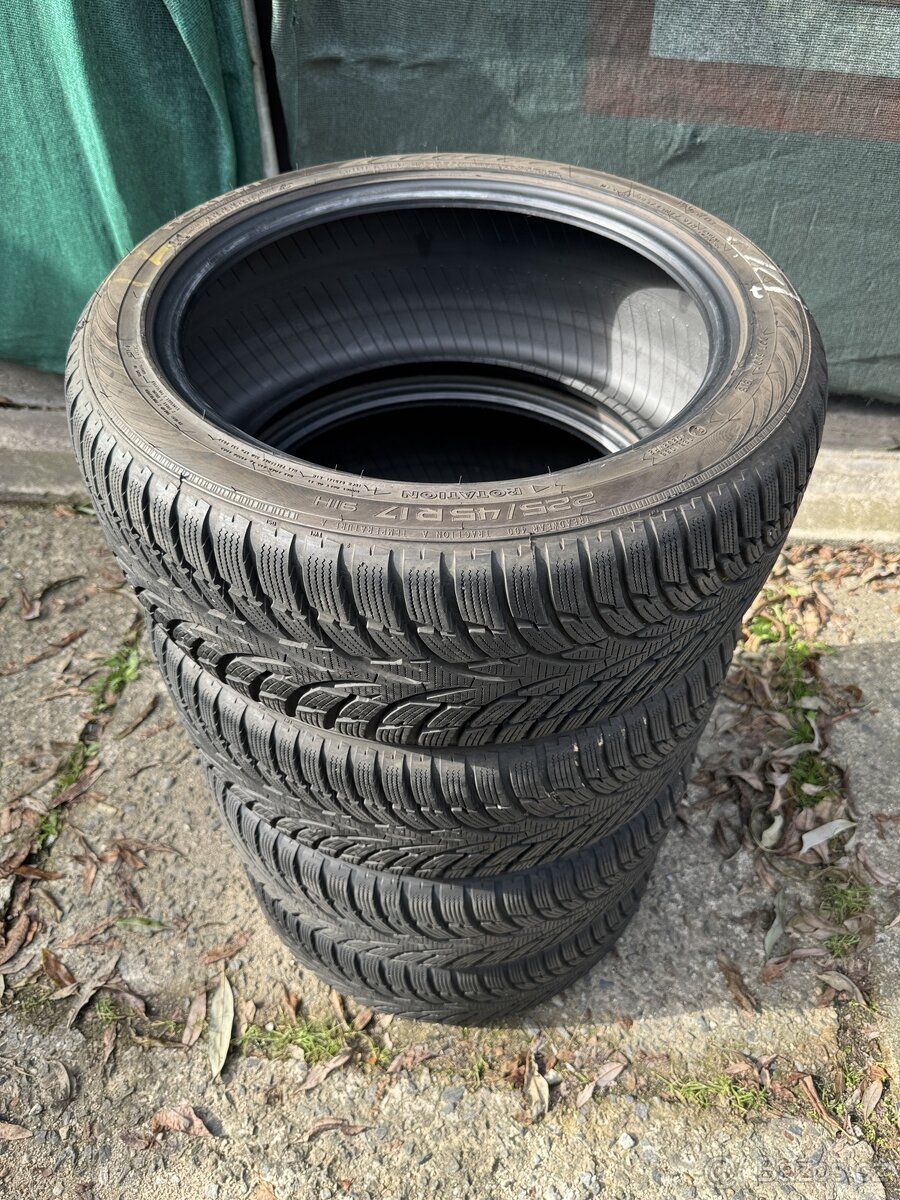 Zimní pneu Nokian 225/45R17