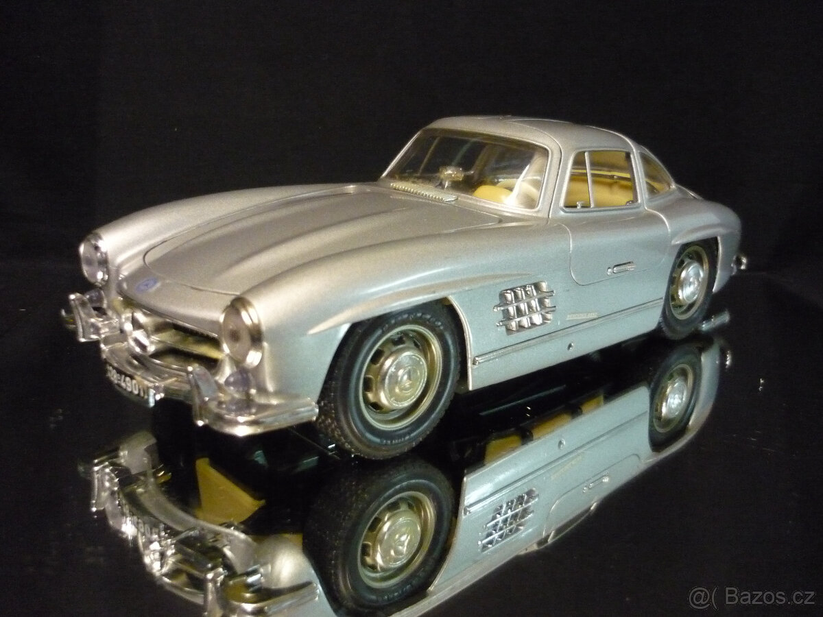 Mercedes Benz 300 SL stříbrný Bburago 1/18