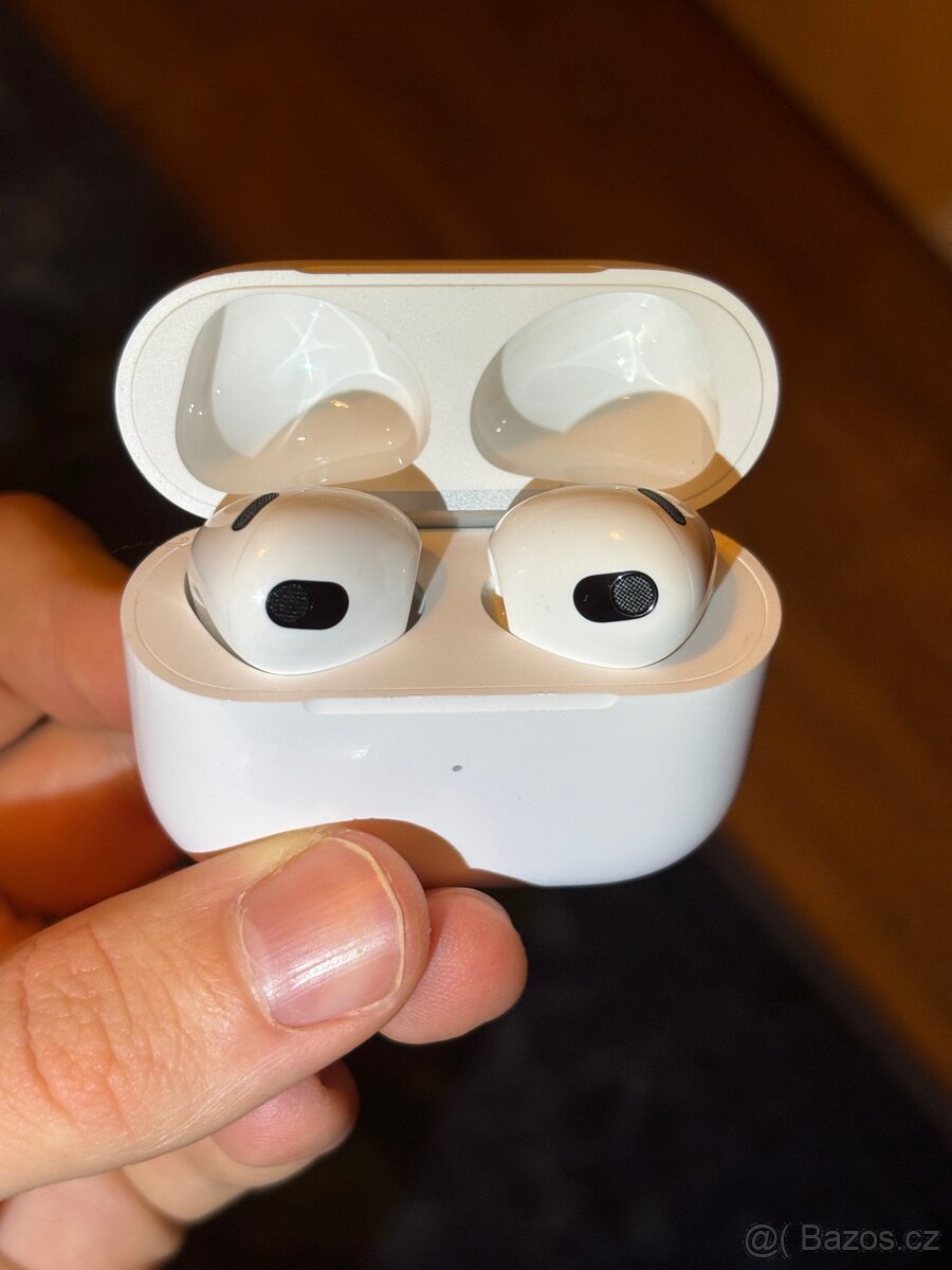 Apple AirPods (3. generace) s nabíjecím pouzdrem Lightning