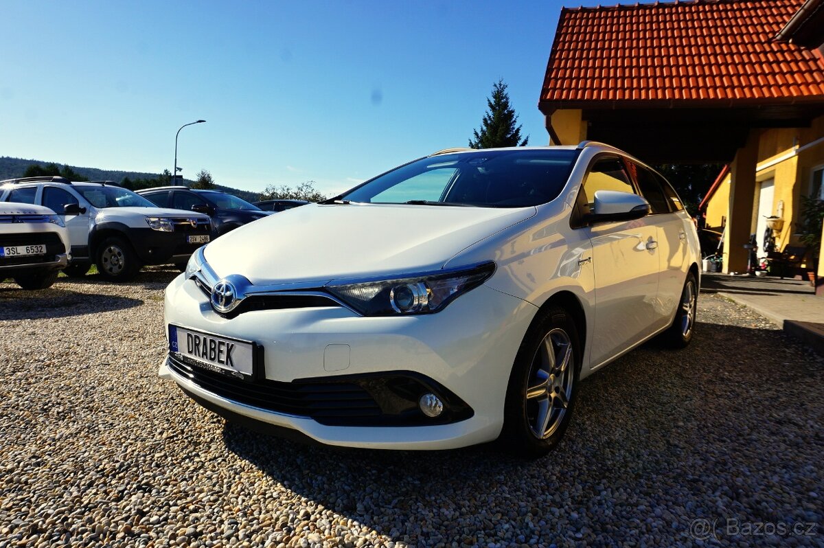 TOYOTA AURIS KOMBI 1,8 HYBRID 2015 NOVÉ CZ