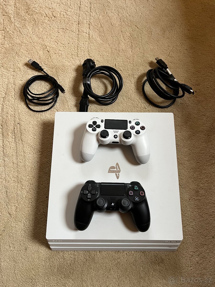 PS4 pro 1TB white, záruka 7 měs, 2 ovladače